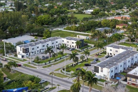 Townhouse in Miami, Florida 3 bedrooms, 2812.34 sq.m. № 2331994 - photo 12