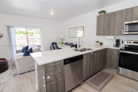 Townhouse in Miami, Florida 3 bedrooms, 2812.34 sq.m. № 2331994 - photo 6