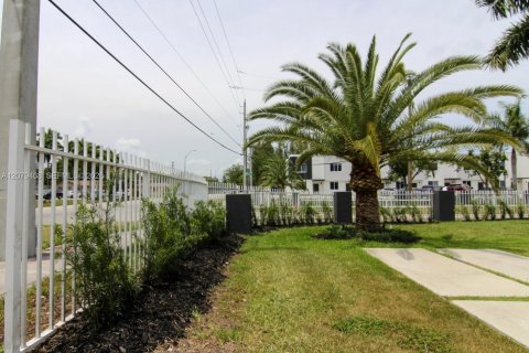 Townhouse in Miami, Florida 3 bedrooms, 2812.34 sq.m. № 2331994 - photo 15