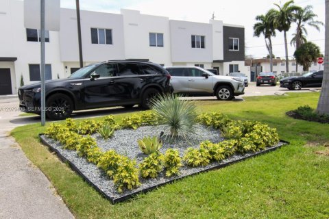 Townhouse in Miami, Florida 3 bedrooms, 2812.34 sq.m. № 2331994 - photo 17