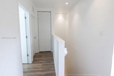 Townhouse in Miami, Florida 3 bedrooms, 2812.34 sq.m. № 2331994 - photo 8