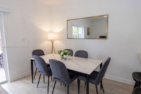 Townhouse in Miami, Florida 3 bedrooms, 2812.34 sq.m. № 2331994 - photo 10