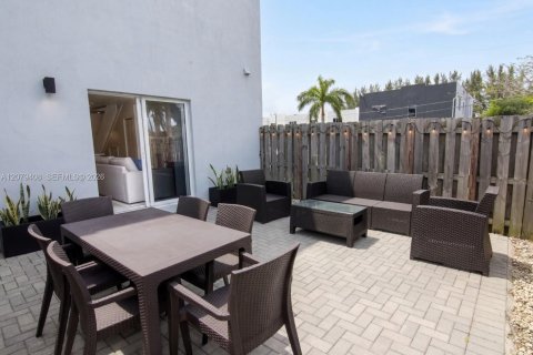 Townhouse in Miami, Florida 3 bedrooms, 2812.34 sq.m. № 2331994 - photo 19
