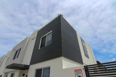 Townhouse in Miami, Florida 3 bedrooms, 2812.34 sq.m. № 2331994