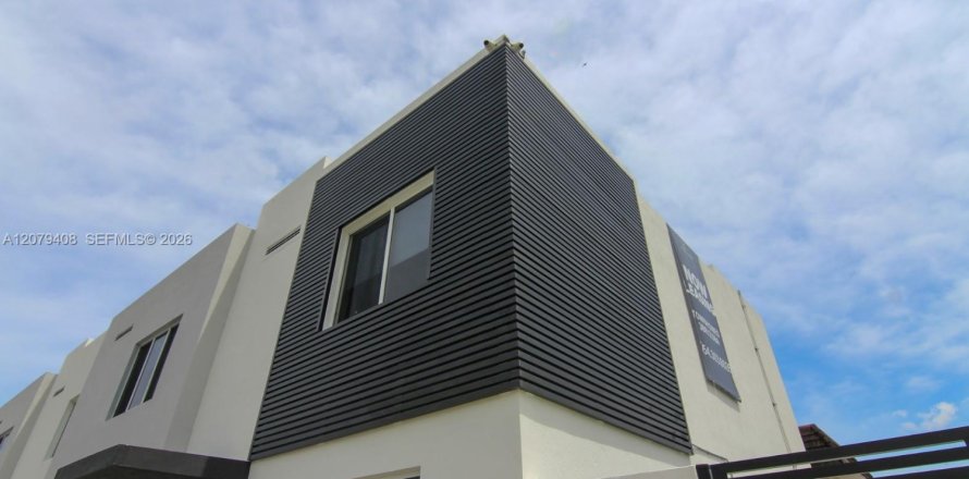 Townhouse in Miami, Florida 3 bedrooms, 2812.34 sq.m. № 2331994