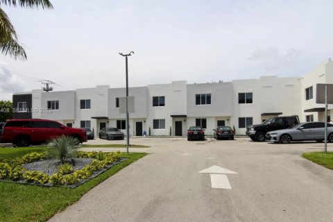Townhouse in Miami, Florida 3 bedrooms, 2812.34 sq.m. № 2331994 - photo 16