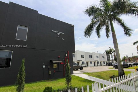 Townhouse in Miami, Florida 3 bedrooms, 2812.34 sq.m. № 2331994 - photo 27