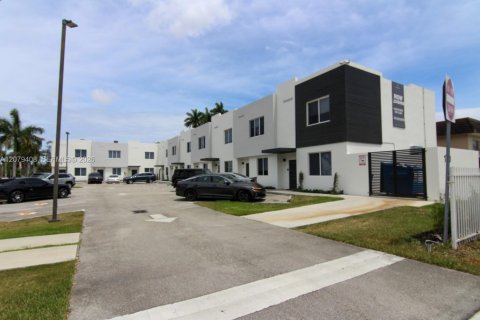 Townhouse in Miami, Florida 3 bedrooms, 2812.34 sq.m. № 2331994 - photo 2