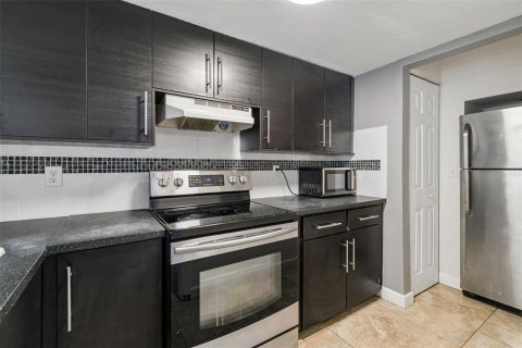 Condo in Tampa, Florida, 1 bedroom № 2224937 - photo 10