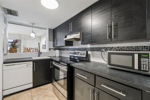 Condo in Tampa, Florida, 1 bedroom № 2224937 - photo 11