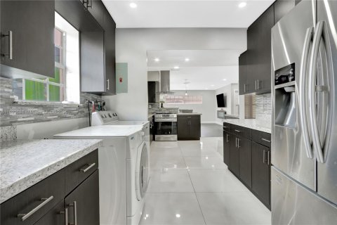 House in Margate, Florida 3 bedrooms, 112.69 sq.m. № 1945588 - photo 6