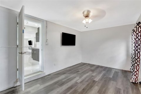 House in Margate, Florida 3 bedrooms, 112.69 sq.m. № 1945588 - photo 12