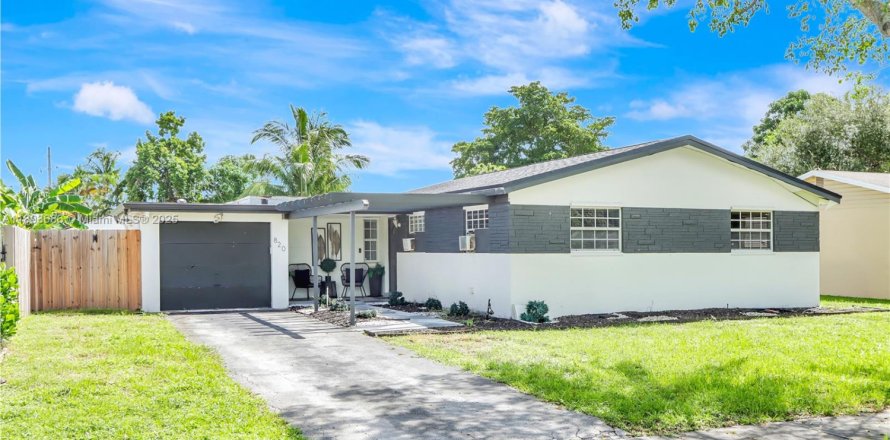House in Margate, Florida 3 bedrooms, 112.69 sq.m. № 1945588