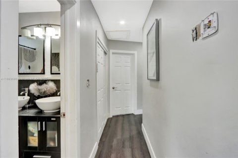 House in Margate, Florida 3 bedrooms, 112.69 sq.m. № 1945588 - photo 7