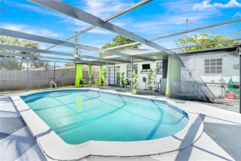 House in Margate, Florida 3 bedrooms, 112.69 sq.m. № 1945588 - photo 15