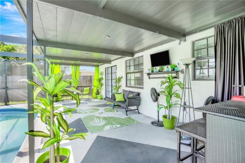 House in Margate, Florida 3 bedrooms, 112.69 sq.m. № 1945588 - photo 13