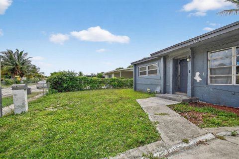 House in West Palm Beach, Florida 3 bedrooms, 162.39 sq.m. № 1844166 - photo 7