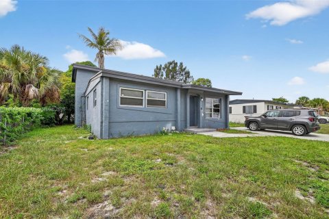 House in West Palm Beach, Florida 3 bedrooms, 162.39 sq.m. № 1844166 - photo 2