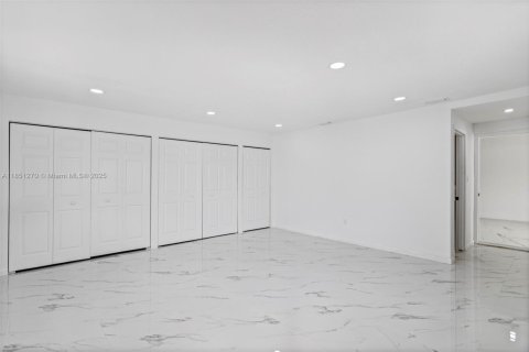 House in Hallandale Beach, Florida 3 bedrooms, 142.88 sq.m. № 1872224 - photo 28