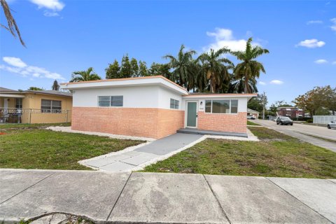 House in Hallandale Beach, Florida 3 bedrooms, 142.88 sq.m. № 1872224 - photo 5