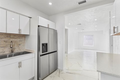 House in Hallandale Beach, Florida 3 bedrooms, 142.88 sq.m. № 1872224 - photo 18
