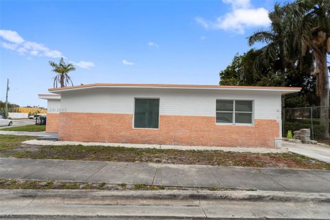 House in Hallandale Beach, Florida 3 bedrooms, 142.88 sq.m. № 1872224 - photo 3
