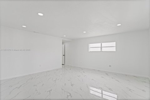 House in Hallandale Beach, Florida 3 bedrooms, 142.88 sq.m. № 1872224 - photo 26