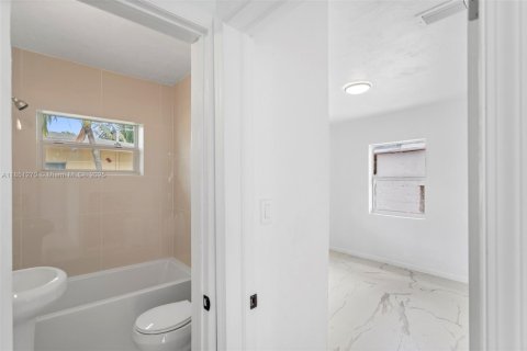 House in Hallandale Beach, Florida 3 bedrooms, 142.88 sq.m. № 1872224 - photo 30