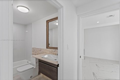 House in Hallandale Beach, Florida 3 bedrooms, 142.88 sq.m. № 1872224 - photo 29