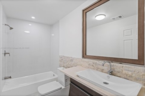 House in Hallandale Beach, Florida 3 bedrooms, 142.88 sq.m. № 1872224 - photo 22