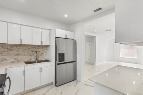 House in Hallandale Beach, Florida 3 bedrooms, 142.88 sq.m. № 1872224 - photo 17