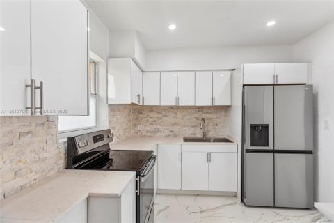 House in Hallandale Beach, Florida 3 bedrooms, 142.88 sq.m. № 1872224 - photo 16