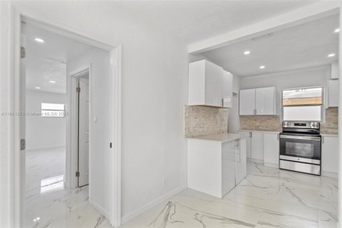 House in Hallandale Beach, Florida 3 bedrooms, 142.88 sq.m. № 1872224 - photo 12