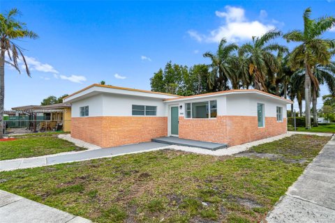 House in Hallandale Beach, Florida 3 bedrooms, 142.88 sq.m. № 1872224 - photo 1