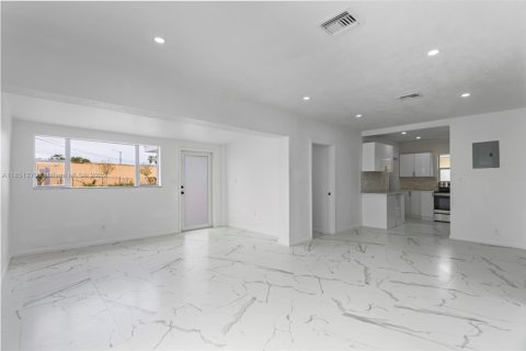 House in Hallandale Beach, Florida 3 bedrooms, 142.88 sq.m. № 1872224 - photo 11