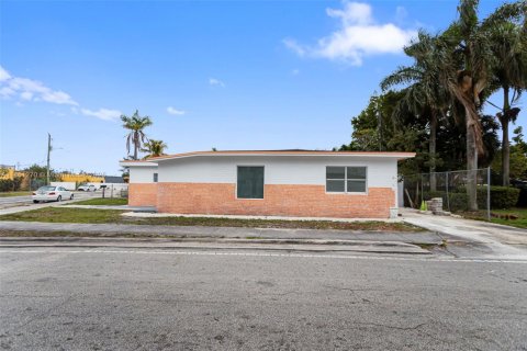 House in Hallandale Beach, Florida 3 bedrooms, 142.88 sq.m. № 1872224 - photo 2
