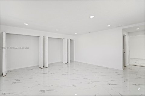 House in Hallandale Beach, Florida 3 bedrooms, 142.88 sq.m. № 1872224 - photo 25