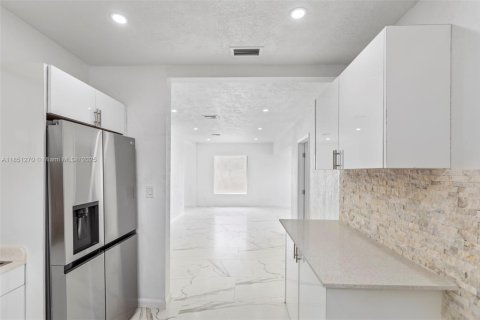House in Hallandale Beach, Florida 3 bedrooms, 142.88 sq.m. № 1872224 - photo 15
