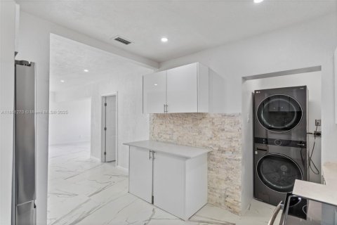 House in Hallandale Beach, Florida 3 bedrooms, 142.88 sq.m. № 1872224 - photo 19