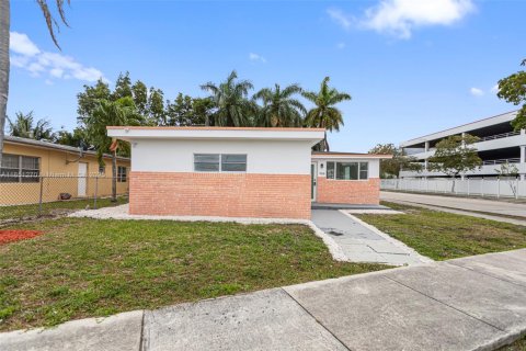 House in Hallandale Beach, Florida 3 bedrooms, 142.88 sq.m. № 1872224 - photo 4