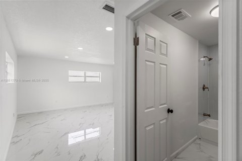 House in Hallandale Beach, Florida 3 bedrooms, 142.88 sq.m. № 1872224 - photo 20