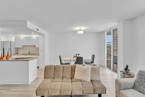 Купить кондоминиум в Халландейл-Бич, Флорида 1 спальня, 67.35м2, № 2042936 - фото 13