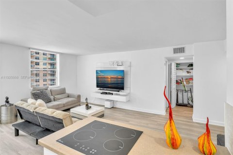 Купить кондоминиум в Халландейл-Бич, Флорида 1 спальня, 67.35м2, № 2042936 - фото 23