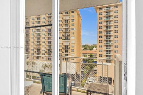 Купить кондоминиум в Халландейл-Бич, Флорида 1 спальня, 67.35м2, № 2042936 - фото 28