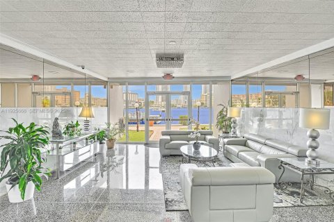 Купить кондоминиум в Халландейл-Бич, Флорида 1 спальня, 67.35м2, № 2042936 - фото 3