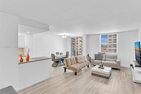 Купить кондоминиум в Халландейл-Бич, Флорида 1 спальня, 67.35м2, № 2042936 - фото 10