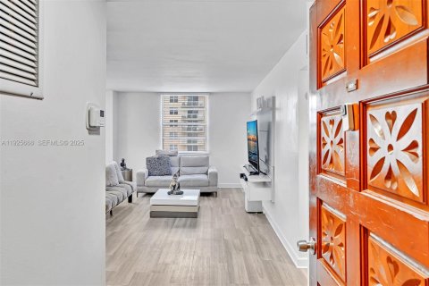 Купить кондоминиум в Халландейл-Бич, Флорида 1 спальня, 67.35м2, № 2042936 - фото 8