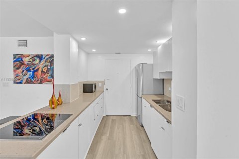 Купить кондоминиум в Халландейл-Бич, Флорида 1 спальня, 67.35м2, № 2042936 - фото 18