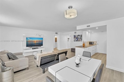 Купить кондоминиум в Халландейл-Бич, Флорида 1 спальня, 67.35м2, № 2042936 - фото 17