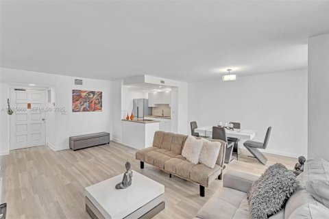 Купить кондоминиум в Халландейл-Бич, Флорида 1 спальня, 67.35м2, № 2042936 - фото 14